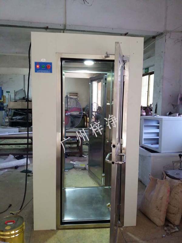 風(fēng)淋門是廠房裝修中工業(yè)潔凈廠房中必備的設(shè)備之一 風(fēng)淋門是廠房裝修中工業(yè)潔凈廠房中必備的設(shè)備之一
